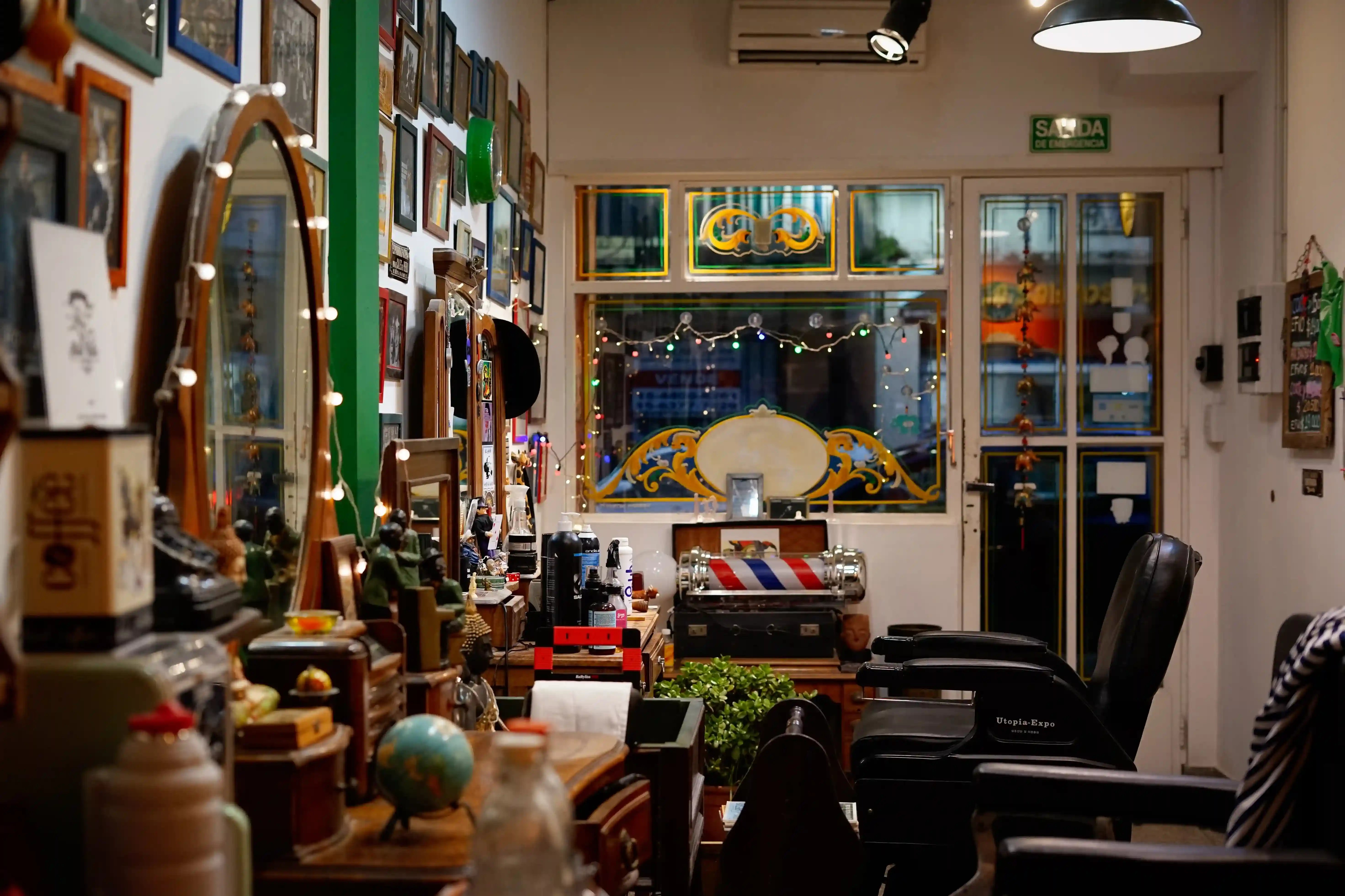 Vista completa del salón de la barbería Mala Testa