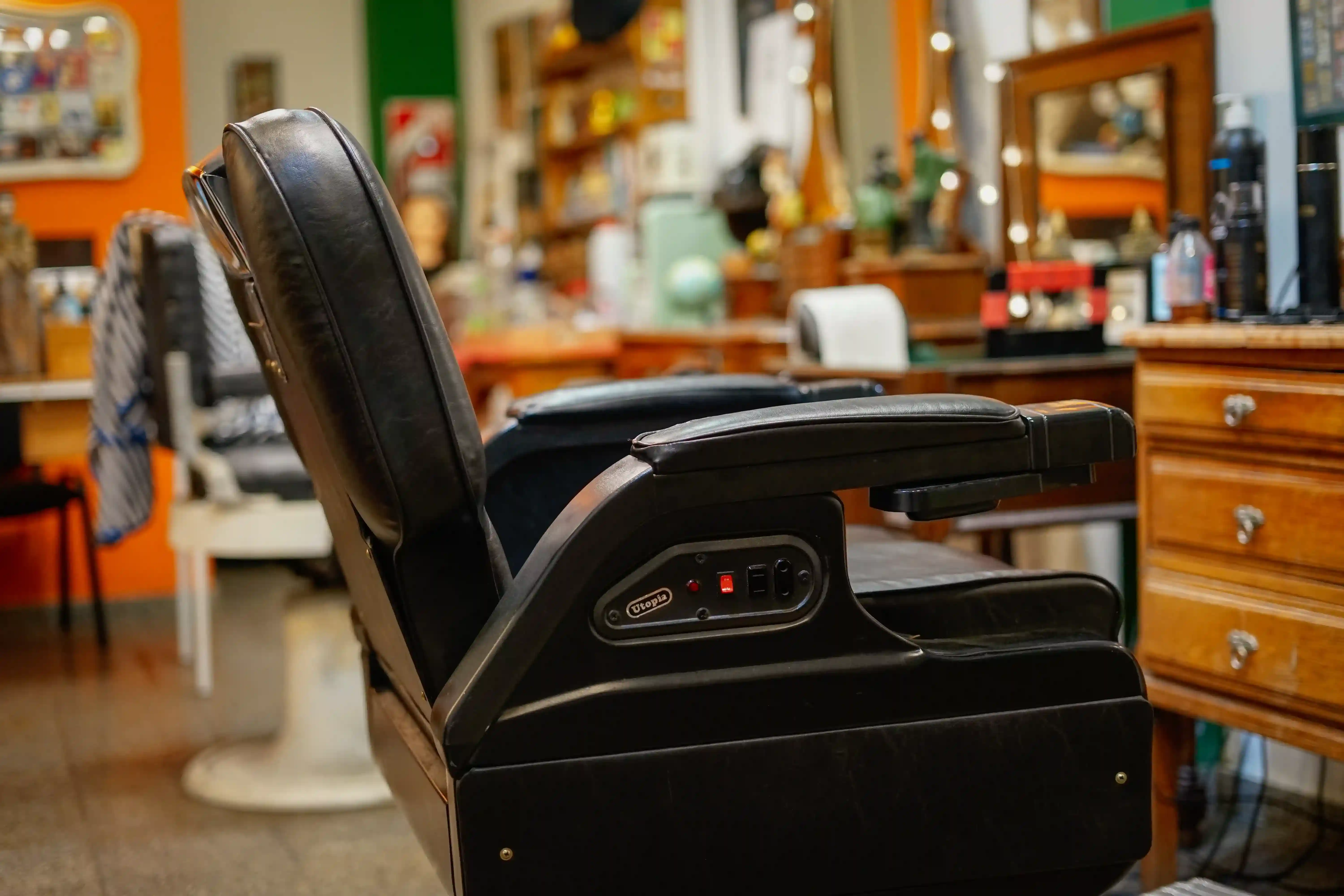 Ambiente acogedor de la barbería artesanal